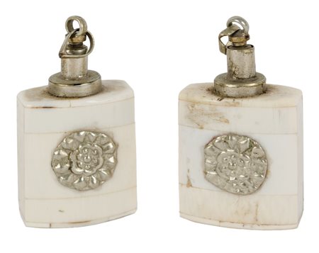 COPPIA BOTTIGLIETTE portaprofumo in avorio. Cina primi '900 Misure: h cm 4