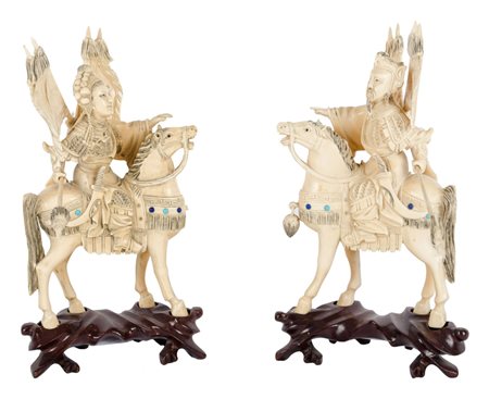 COPPIA SCULTURE in avorio raffiguranti "figure nobiliari a cavallo" con...