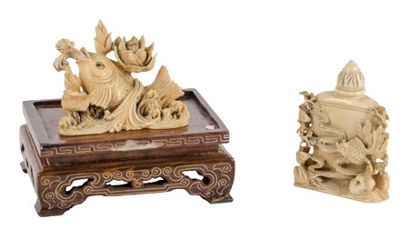 DUE PORTA ESSENZE in avorio (una base in legno). Cina primi '900 Misure: h cm...