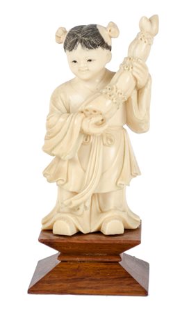 SCULTURA in avorio raffigurante "fanciulla" con base in legno. Cina primi...