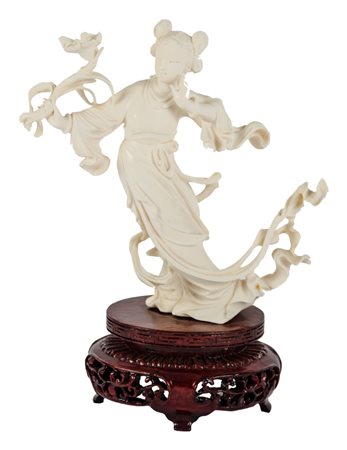 SCULTURA in avorio raffigurante "geisha" con base in legno. Cina primi '900...