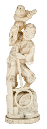 SCULTURA in avorio raffigurante "giocoliere con scimmia". Cina XIX secolo...