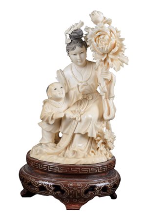 GRUPPO in avorio raffigurante "figura femminile con bambino e fiore", base in...