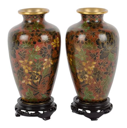 COPPIA VASI Cloisonnet con basi in legno ebanizzato. Cina XX secolo Misure: h...