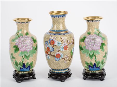 TRE VASI in cloisonnet con basi in legno ebanizzato. Cina XX secolo Misure: h...