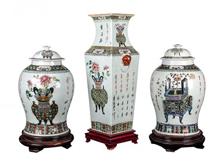 LOTTO composto da VASO e da due POTICHE in porcellana famiglia verde. Cina...