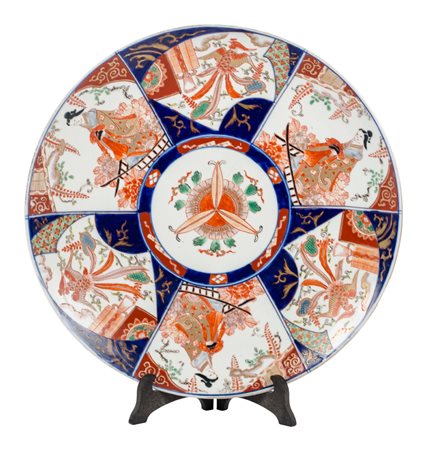 PIATTO in porcellana decorata. Cina primi '900 Misure: diametro cm 37