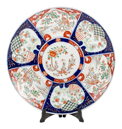 PIATTO in porcellana decorata. Cina primi '900 Misure: diametro cm 40