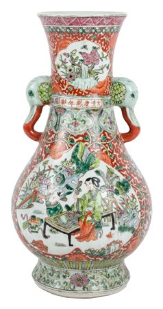 VASO in porcellana decorata a motivo floreale e con scene di vita orientale....