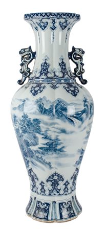 GRANDE VASO in porcellana decorata nei toni del blu. Cina XX secolo Misure: h...