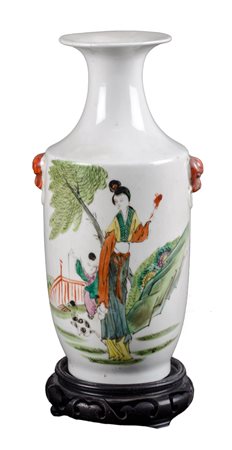 VASO in porcellana bianca decorata raffigurante "scene di vita orientale"....