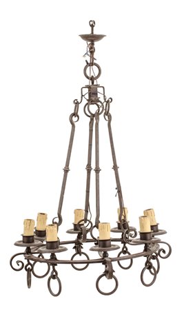 LAMPADARIO circolare ad otto luci in ferro battuto. Italia XX secolo Misure:...