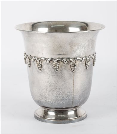 SEAU A GLACE in metallo argentato. XX secolo Misure: diametro cm 22 x h 22