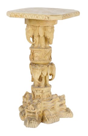 PICCOLO CANTONE in pasta di avorio decorato a motivo orientale. XX secolo...