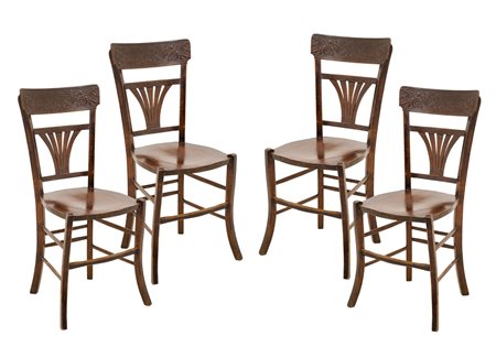 QUATTRO SEDIE in abete con spalliera lavorata (seduta h cm 47). XX secolo...