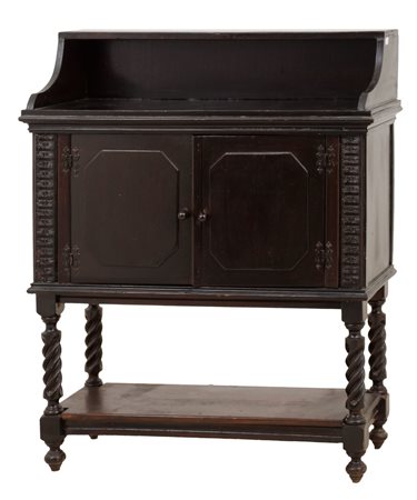 MOBILETTO a due ante in noce. Sicilia primi '900 Misure: cm 87 x 33 x h 107