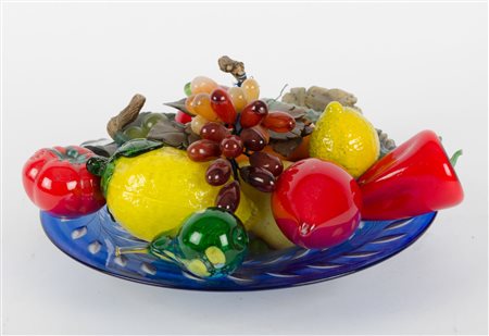 VASSOIO con frutta in vetro. XX secolo Misure: varie