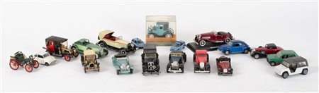 COLLEZIONE composta da 19 AUTOMOBILI in miniatura. XX secolo Misure:varie