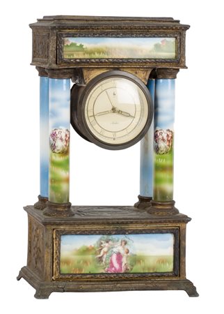 OROLOGIO a tempietto con fronte e colonne in porcellana tipologia Vienna. XX...