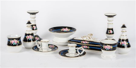 SERVIZIO da toletta in porcellana bianca decorata a motivo floreale composto...