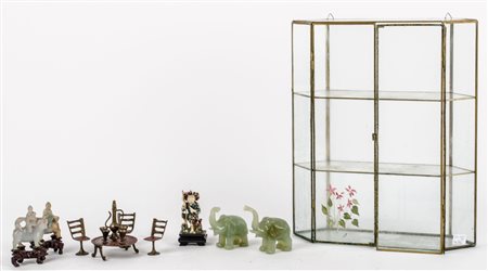 TECA in vetro contenente SCULTURA in avorio raffigurante "personaggio", 4...