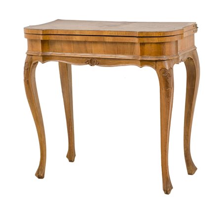 TAVOLO da gioco in noce. Veneto primi '900 Misure: cm 80 x 41 x h 76