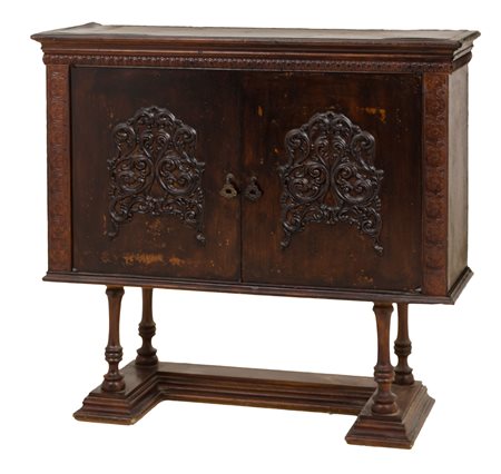 CREDENZINA a due ante in mogano. Primi '900 Misure: cm 95 x 31 x h 87