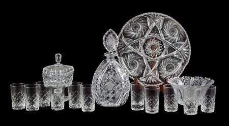 LOTTO composto da BOTTIGLIA, POTICHE, VASO, VASSOIO e da 11 BICCHIERI in...