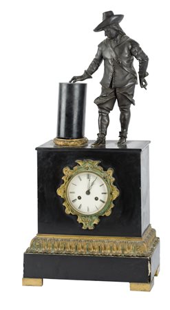 OROLOGIO in marmo nero con scultura in bronzo raffigurante "moschettiere"....