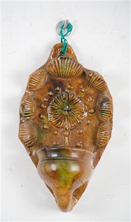 ACQUASANTIERA in ceramica smaltata. Collesano XIX secolo Misure: cm 14 x 25