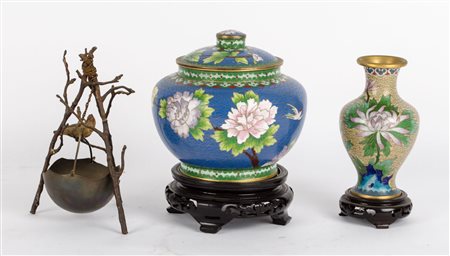 LOTTO composto da POTICHE, VASETTO cloisonnet e da SCULTURA in metallo...