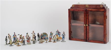 COLLEZIONE composta da 26 SOLDATINI in piombo entro bacheca a due ante. XX...