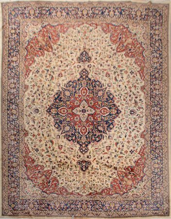 TAPPETO Agra, trama e ordito in cotone, vello in lana. India XX secolo...