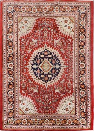 TAPPETO Agra, trama e ordito in cotone, vello in lana. India XX secolo...