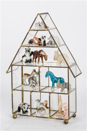 BACHECA contenente COLLEZIONE di 18 animali in porcellana. XX secolo Misure:...
