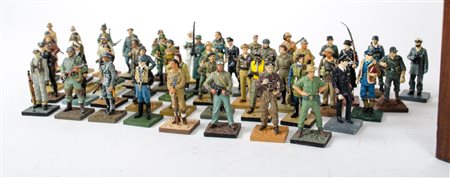 COLLEZIONE di 50 SOLDATINI di piombo entro teca. XX secolo Misure: cm 28 x 17...