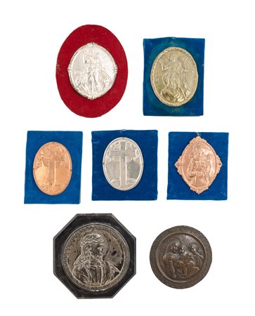 COLLEZIONE di 7 PLACCHE in metallo raffiguranti "soggetti vari". XX secolo...