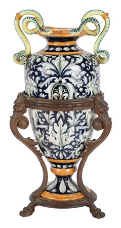 VASO in ceramica decorata con PORTAVASO in ferro. Italia XX secolo Misure: h...