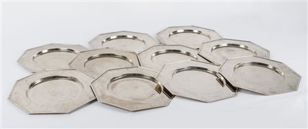 DIECI SOTTOPIATTI in metallo argentato. XX secolo Misure: cm 30,5 x 30,5