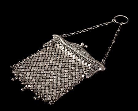 BORSETTA in argento (g. 46). XX secolo