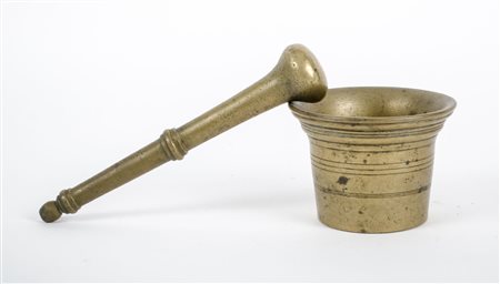 MORTAIO con PESTELLO in bronzo. XIX secolo Misure: diametro cm 11 x h 8