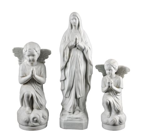 TRE SCULTURE in biscuit "Madonna" e "angioletti". XX secolo Misure: h cm 26 -...