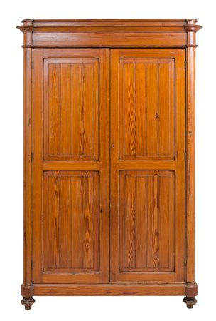 ARMADIO a due ante in pino pece. Sicilia fine '800 Misure: cm 148 x 74 x h 230