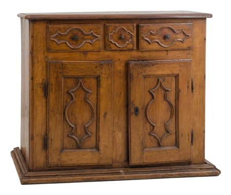 CREDENZA a due ante e tre cassetti in noce. Italia XVII secolo Misure: cm 143...