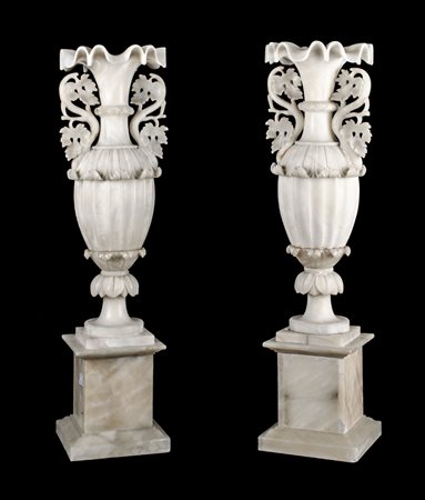 COPPIA ANFORE in alabastro (usure e restauri). Italia primi '900 Misure: h cm 66