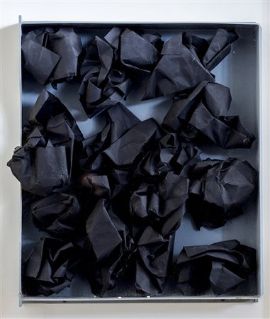 REINER RUTHENBECK (1937)Papierhaufen, 1969 Multiplo in plastica e carta nera...