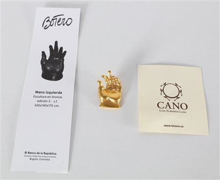 BOTERO FERNANDO (n. 1932) Ciondolo raffigurante la scultura in bronzo: : Mano...