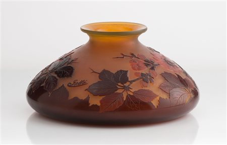 VASO IN VETRO GALLE` CAMMEO, 1896-1900. A forma schiacciata, decoro floreale...