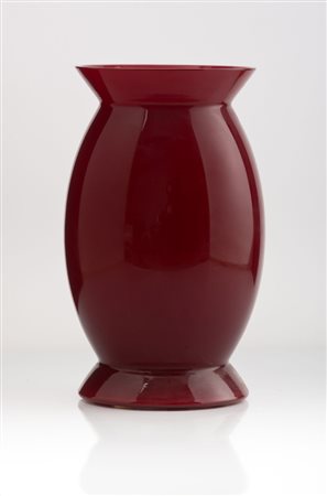 VASO OPALINO VENINI DI ALESSANDRO MENDINI, 1988 Vaso rosso in vetro soffiato...