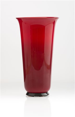 VASO OPALINO VENINI, 1986 Vaso a forma di calice rosso in vetro soffiato con...